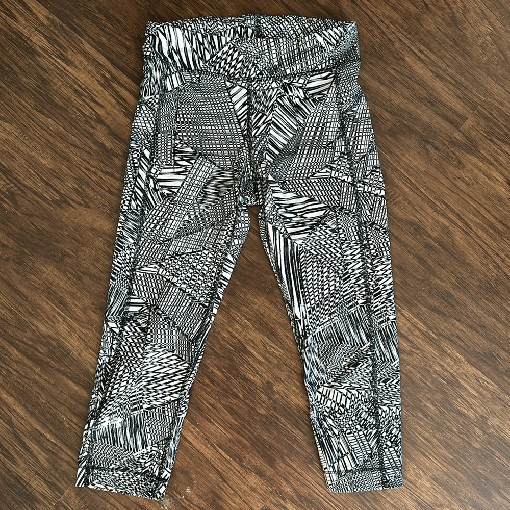 Black and white patterned Under Armour capri athletic leggings. Size XS
